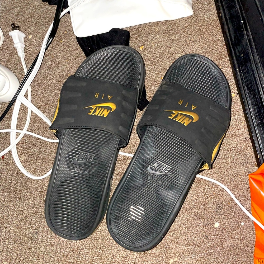 Nike Air Max 
Black Metallic Gold (Women's)